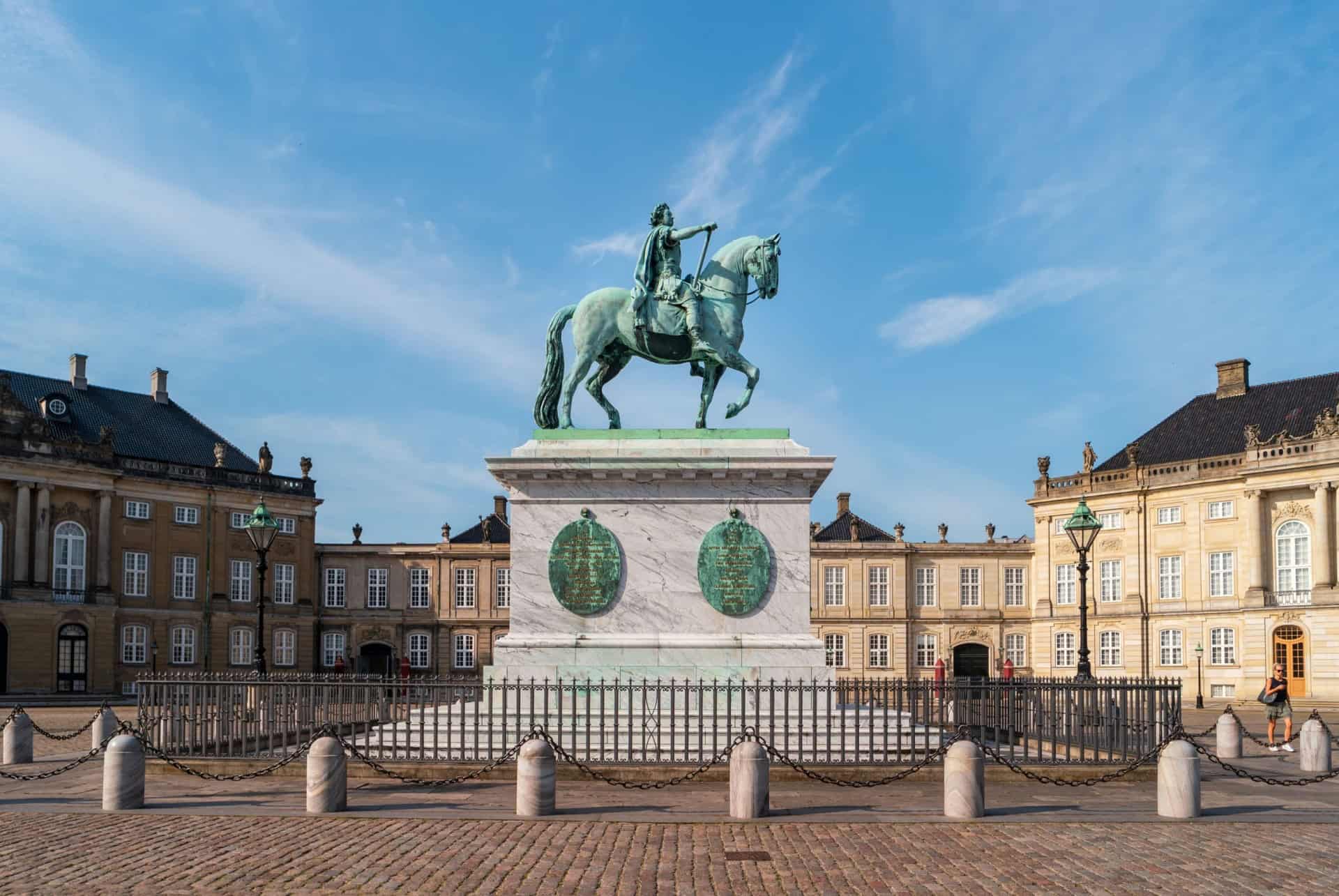frederic v statue