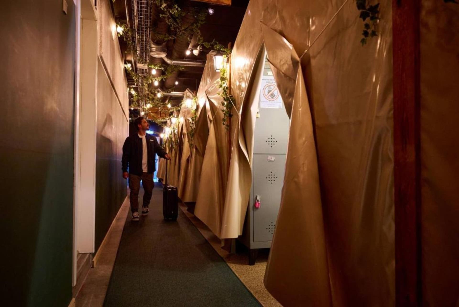 urban camper hostel bar